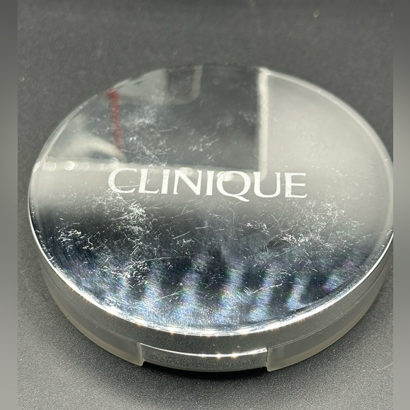 Clinique Stay Matte Universal Blotting Powder - Picture 2 of 6
